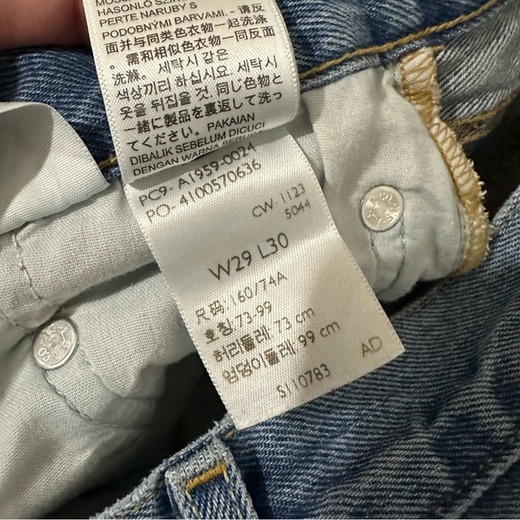 Levi’s 90s Fit Distressed Jeans Size 29 Mom Boyfriend Baggy - Picture 8 of 9